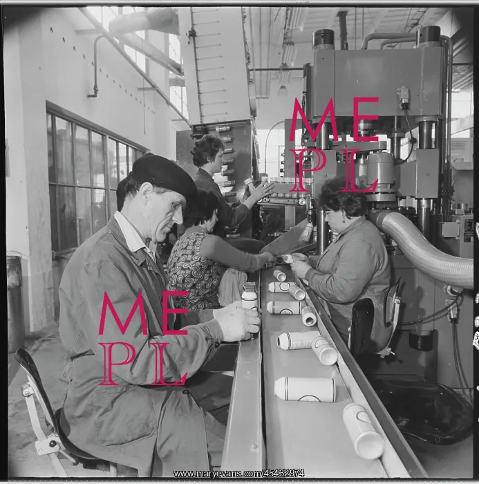 : Aerosol can production line, spray can, man, worker : Aerosol can production line, spray can, man, worker