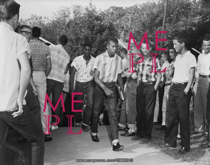 : African American students arrive at Clinton ? : African American students arrive at Clinton ?