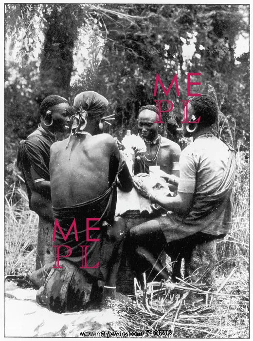  : AFRICAN WOMEN PLAY CARDS