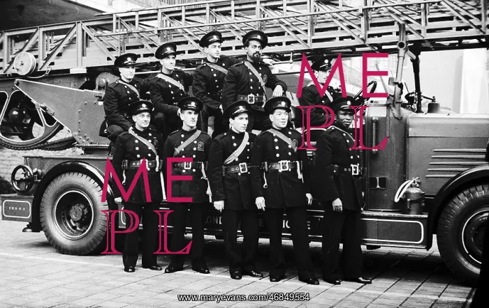 : AFS crew with turntable ladder, WW2 : AFS crew with turntable ladder, WW2