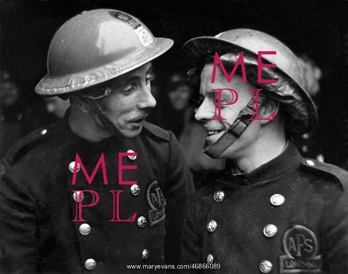 : Two AFS firefighters exchange experiences, WW2 : Two AFS firefighters exchange experiences, WW2