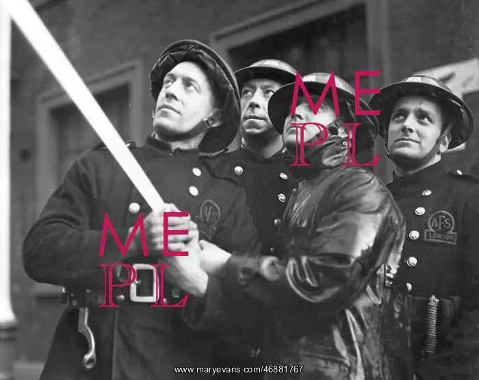 : Four AFS firefighters operating hosepipe, WW2 : Four AFS firefighters operating hosepipe, WW2