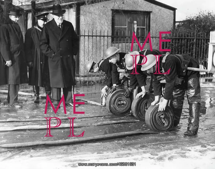 : AFS firefighters unrolling hosepipes, WW2 : AFS firefighters unrolling hosepipes, WW2