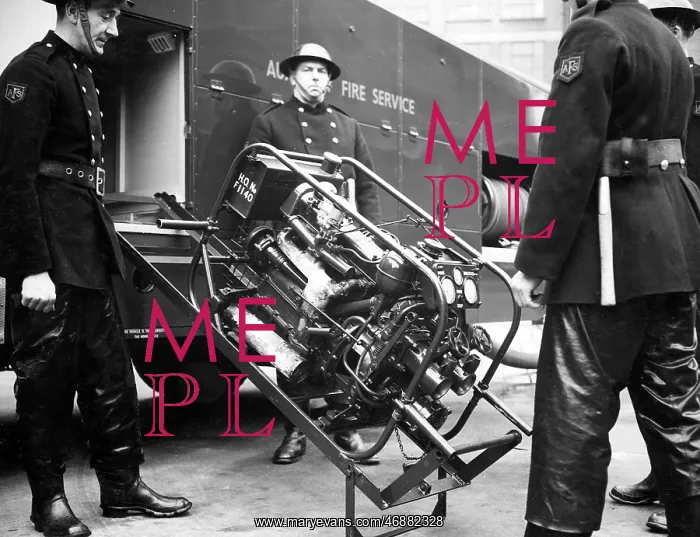 : AFS workers with emergency appliance, WW2 : AFS workers with emergency appliance, WW2