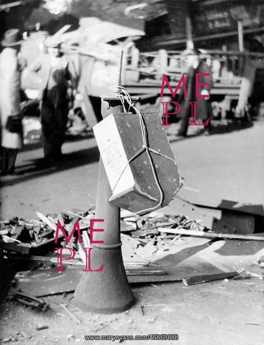 : Aftermath of high explosive bomb, Blackfriars Road, WW2 : Aftermath of high explosive bomb, Blackfriars Road, WW2