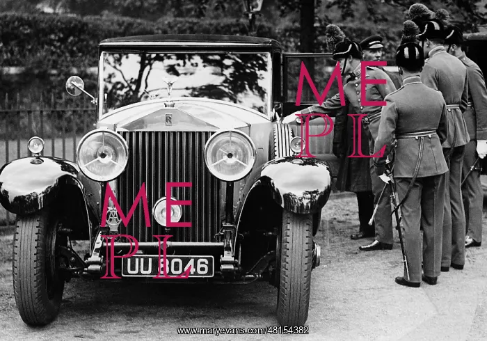 : Air Force officers next to Rolls Royce, 1930 : Air Force officers next to Rolls Royce, 1930