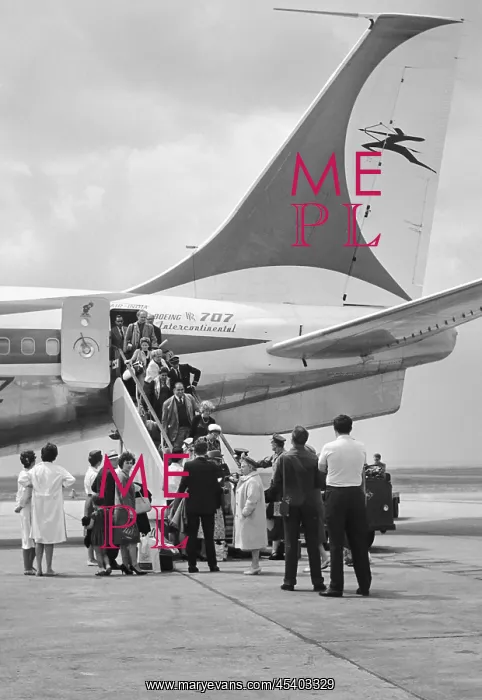 : Air India - passengers - deplaning - exiting : Air India - passengers - deplaning - exiting