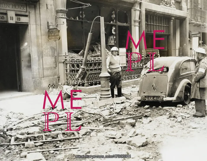 : Air Raid damage off Piccadilly during the Blitz : Air Raid damage off Piccadilly during the Blitz