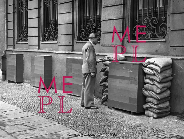 : Air-raid precautions in Berlin, 1939 : Air-raid precautions in Berlin, 1939