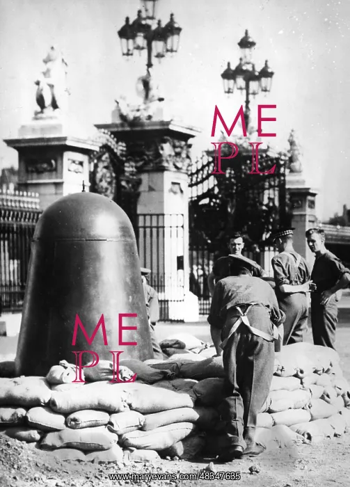 : Air raid shelter in front of Buckingham Palace, 1939 : Air raid shelter in front of Buckingham Palace, 1939