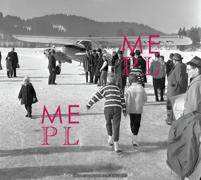: Air traffic on the frozen Titisee : Air traffic on the frozen Titisee