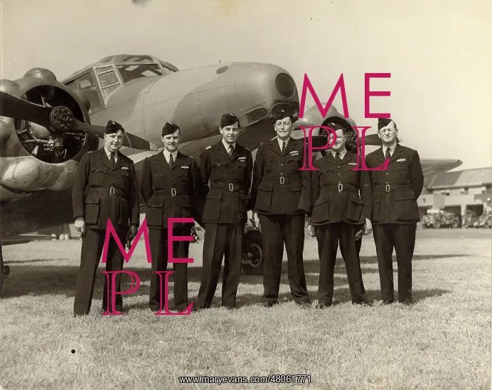 : Air Transport Auxiliary pilots in front of an Avro Anson : Air Transport Auxiliary pilots in front of an Avro Anson