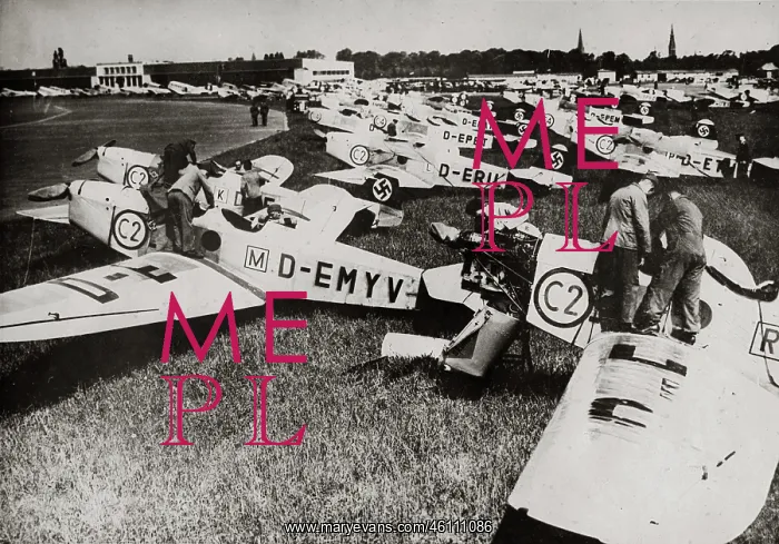 : Aircraft. 160 sport aeroplanes at the start to the DEUTSCHLANDFLUG : Aircraft. 160 sport aeroplanes at the start to the DEUTSCHLANDFLUG