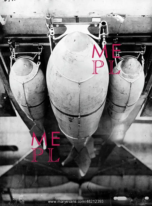 : Aircraft bombs adjusted to the hull of a bomber, 1917 : Aircraft bombs adjusted to the hull of a bomber, 1917
