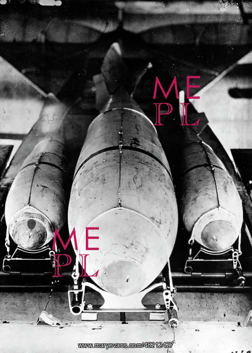 : Aircraft bombs adjusted to the hull of a bomber, 1917 : Aircraft bombs adjusted to the hull of a bomber, 1917