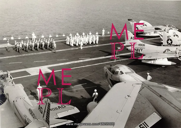 : Aircraft on the deck of the USS Independence : Aircraft on the deck of the USS Independence