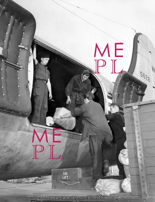: Airlift to Berlin 1949 - last plane is loaded : Airlift to Berlin 1949 - last plane is loaded