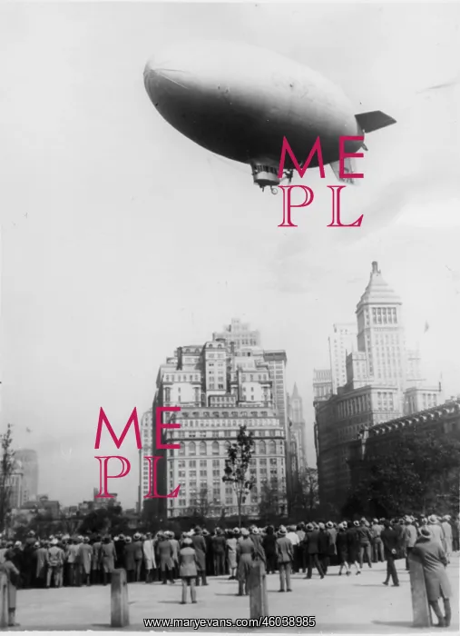 : Airship over the Battery Park : Airship over the Battery Park