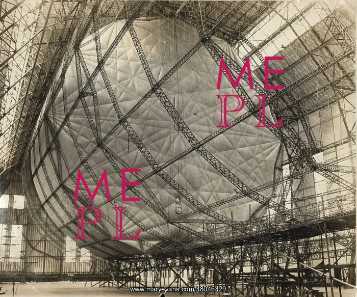 : Airship Los Angeles under construction : Airship Los Angeles under construction