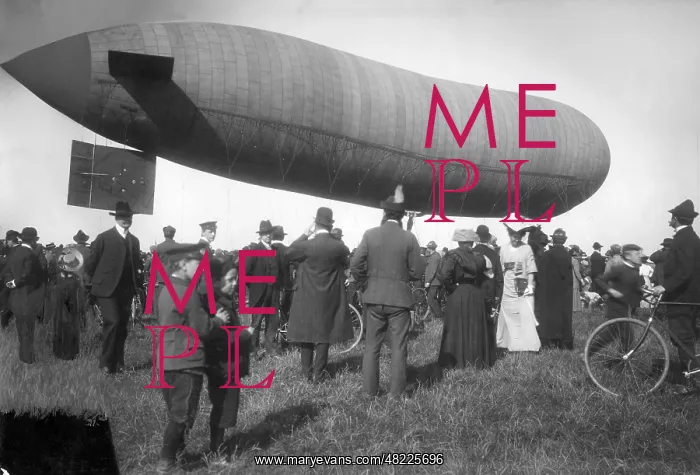 : The airship Parseval III on the airfield Oberwiesenfeld : The airship Parseval III on the airfield Oberwiesenfeld