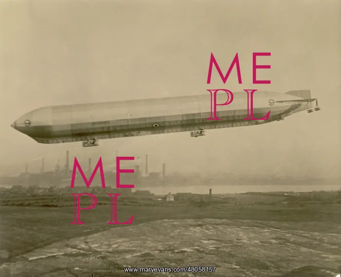 : Airship R9 returning to landing party : Airship R9 returning to landing party