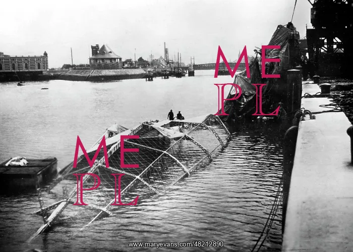  : Airship wreck in Ostend
