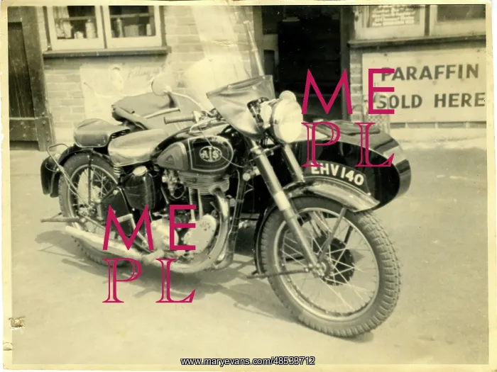 : AJS / A J Stevens British Motorcycle & Sidecar at a Garage, En : AJS / A J Stevens British Motorcycle & Sidecar at a Garage, En