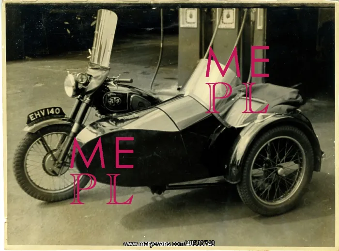 : AJS / A J Stevens British Motorcycle & Sidecar at a Garage, En : AJS / A J Stevens British Motorcycle & Sidecar at a Garage, En