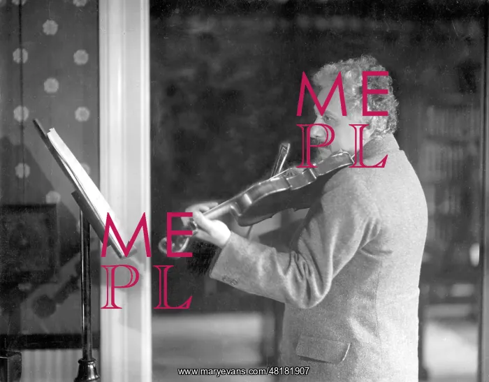 : Albert Einstein Plays Violin : Albert Einstein Plays Violin