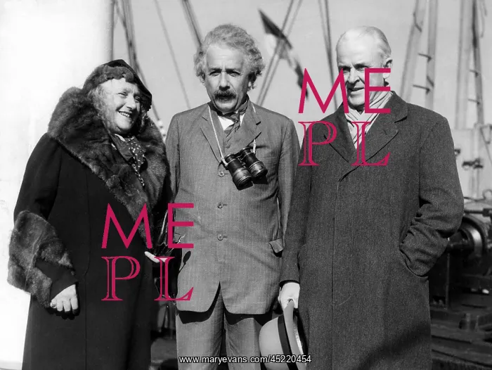 : Albert Einstein and wife are greeted by ? : Albert Einstein and wife are greeted by ?