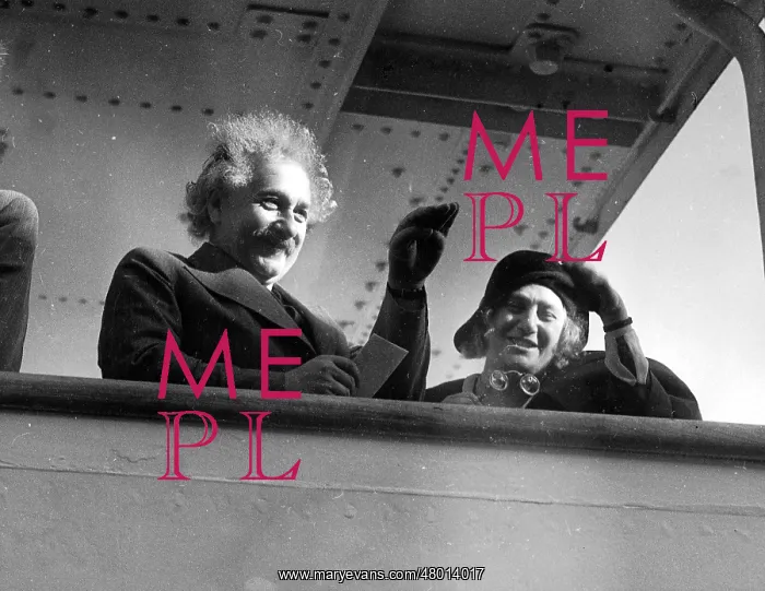: Albert Einstein and his wife return to Germany : Albert Einstein and his wife return to Germany