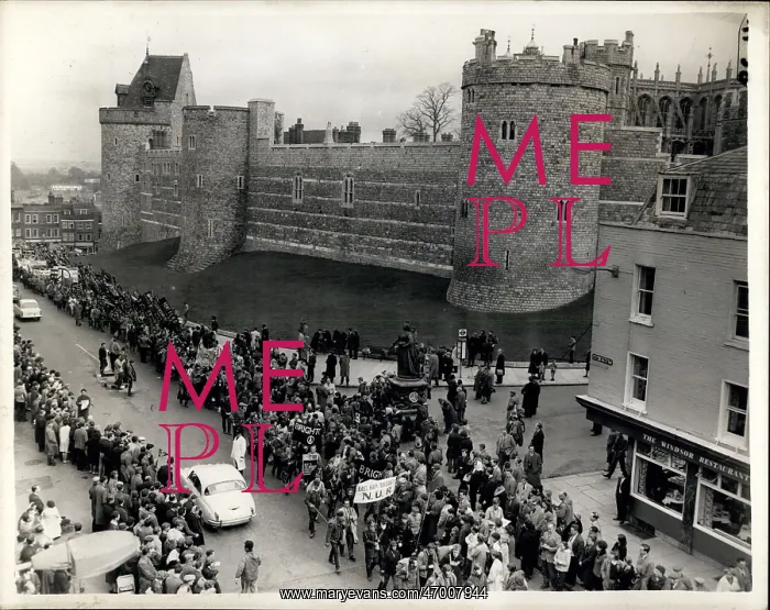 : Aldermaston demonstration outside Windsor Castle : Aldermaston demonstration outside Windsor Castle