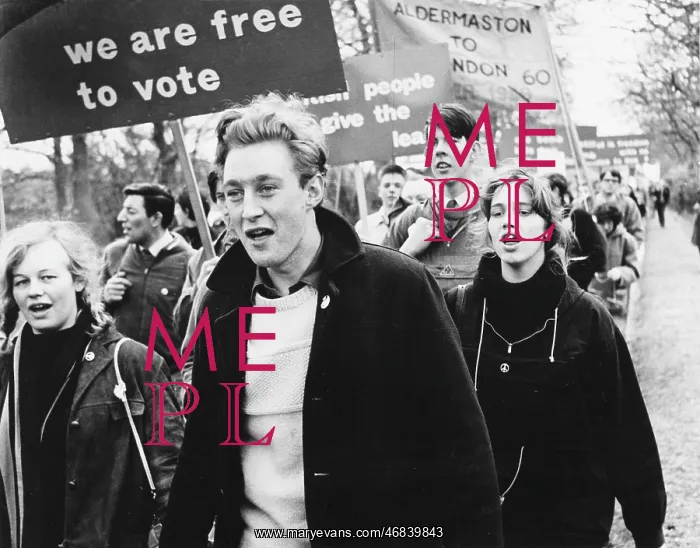 : Aldermaston Marchers with placards and banners : Aldermaston Marchers with placards and banners