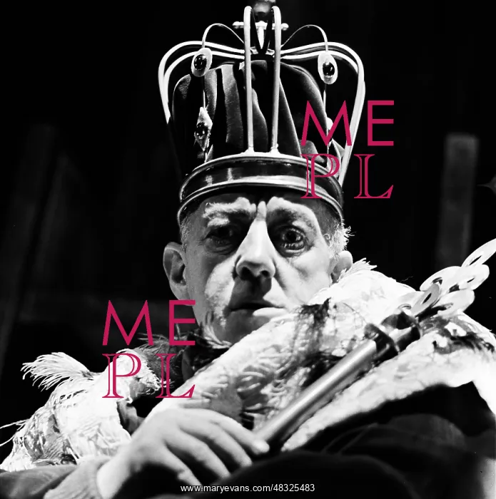  : Alec Guiness in Exit the King