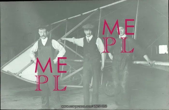 : Alec Ogilvie's mechanics with modified Short Wright biplane : Alec Ogilvie's mechanics with modified Short Wright biplane