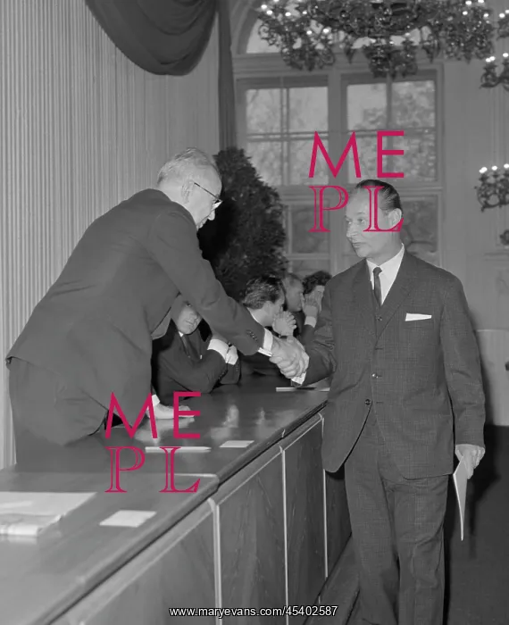 : Alexander Dubcek - Gustav Husak - handshake : Alexander Dubcek - Gustav Husak - handshake