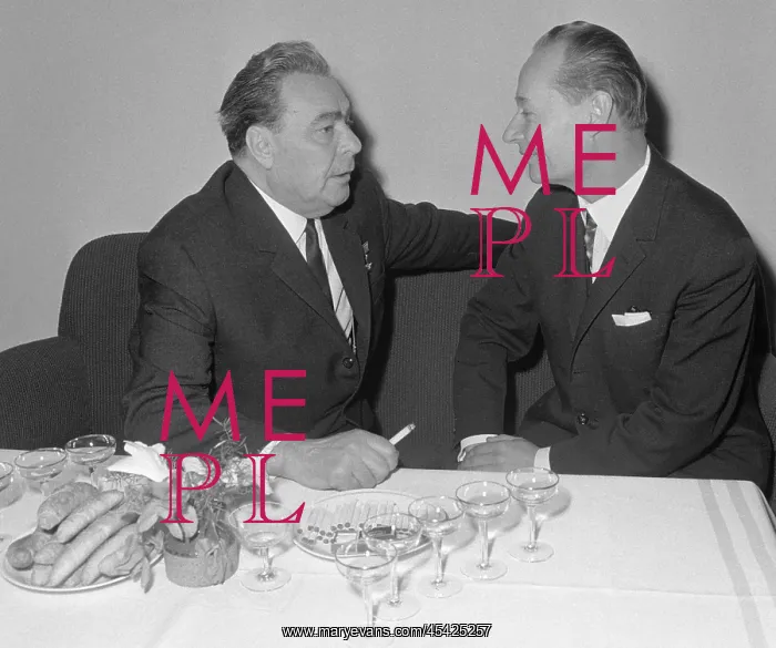 : Alexander Dubcek - Leonid Brezhnev - talks - cigarette : Alexander Dubcek - Leonid Brezhnev - talks - cigarette