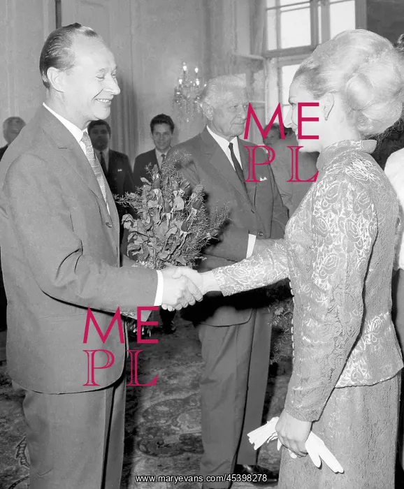 : Alexander Dubcek - Vera Caslavska - handshake : Alexander Dubcek - Vera Caslavska - handshake
