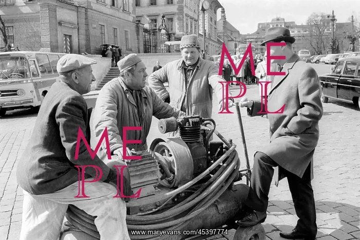 : Alexander Dubcek - workers - Prague Castle : Alexander Dubcek - workers - Prague Castle
