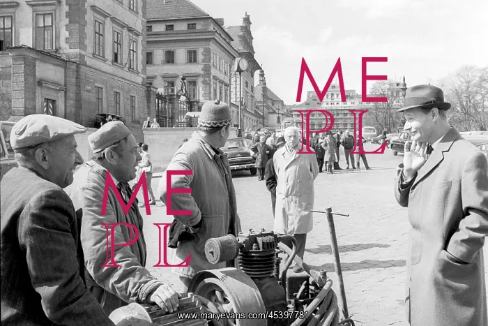 : Alexander Dubcek - workers - Prague Castle : Alexander Dubcek - workers - Prague Castle