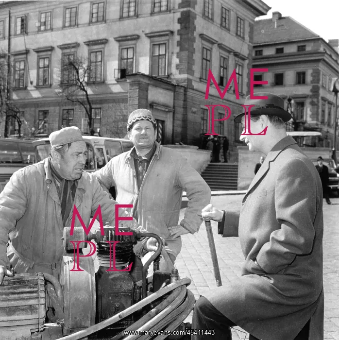  : Alexander Dubcek - workers - Prague Castle