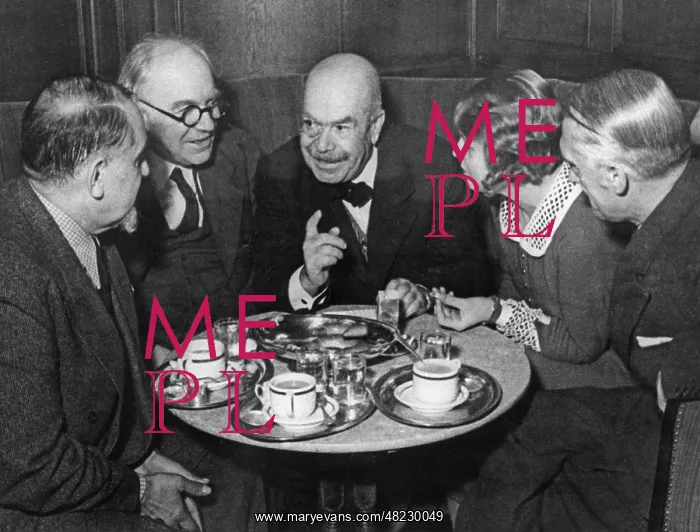 : Alexander Roda Roda in a cafe in Vienna : Alexander Roda Roda in a cafe in Vienna