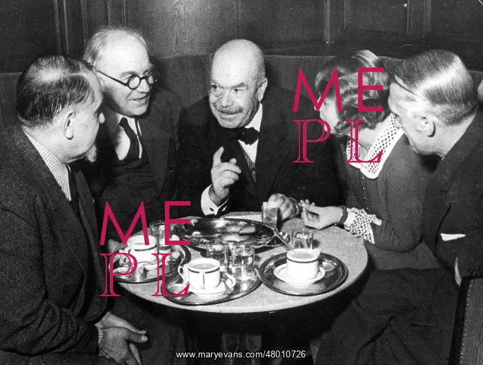 : Alexander Roda Roda in a Viennese cafe : Alexander Roda Roda in a Viennese cafe
