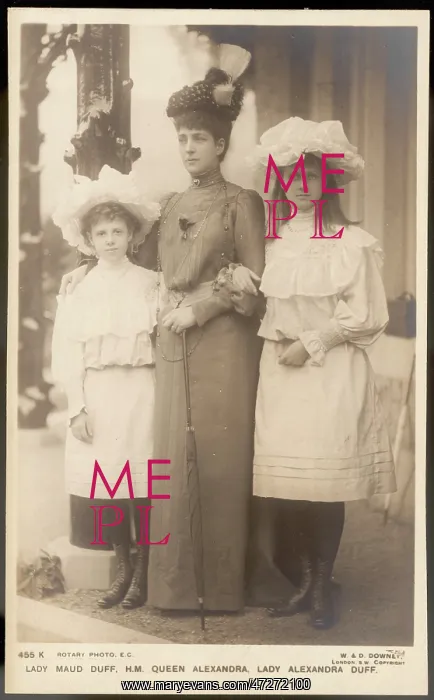 : Alexandra of Denmark with Granddaughters : Alexandra of Denmark with Granddaughters
