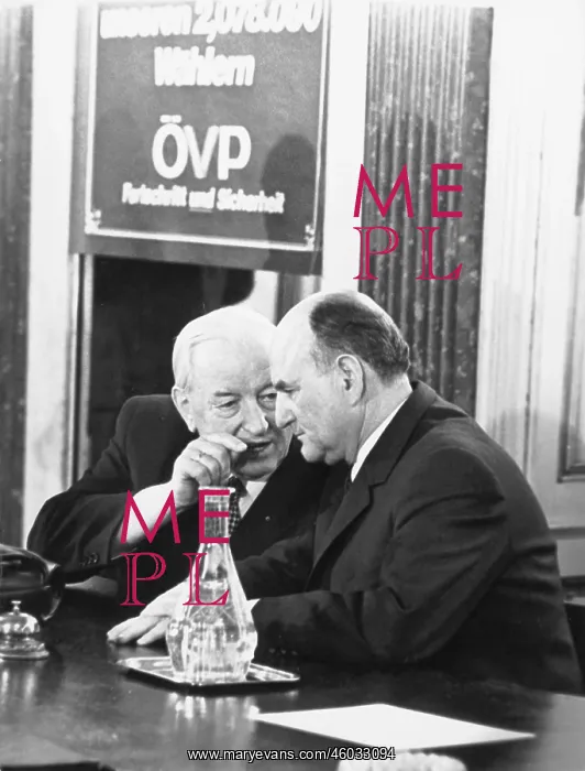 : Alfons Gorbach conversing with Josef Klaus : Alfons Gorbach conversing with Josef Klaus