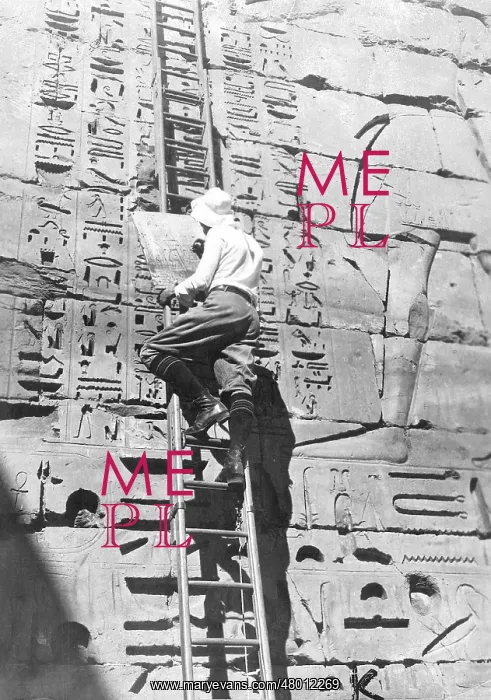 : Alfred Bollacher when drawing up hieroglyphics : Alfred Bollacher when drawing up hieroglyphics