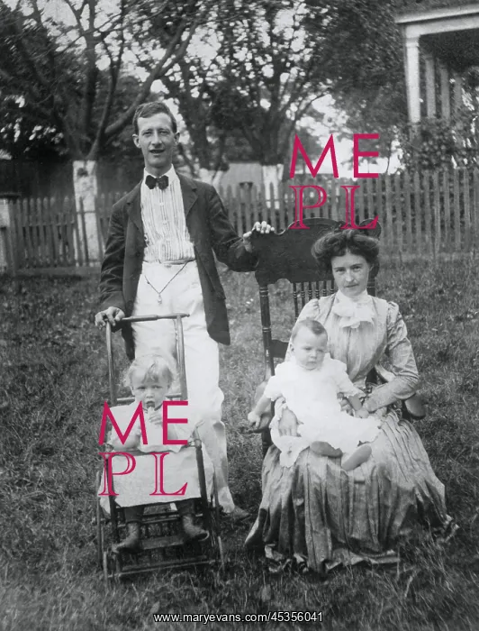 : Alfred E. Smith at the age of 27 with his wife : Alfred E. Smith at the age of 27 with his wife