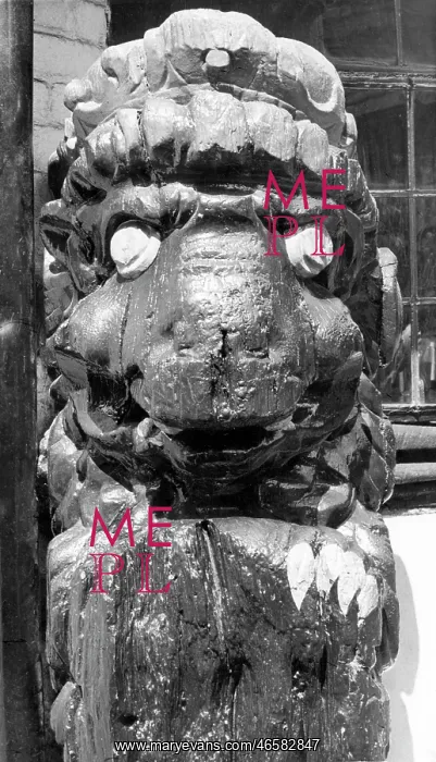  : Alfriston, the Figurehead outside the Star Inn c1955