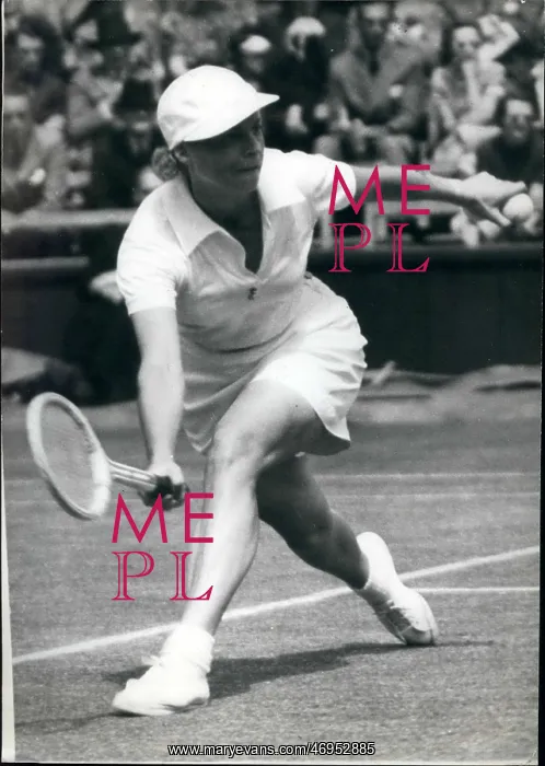: Alice Marble in tennis match at Wimbledon : Alice Marble in tennis match at Wimbledon