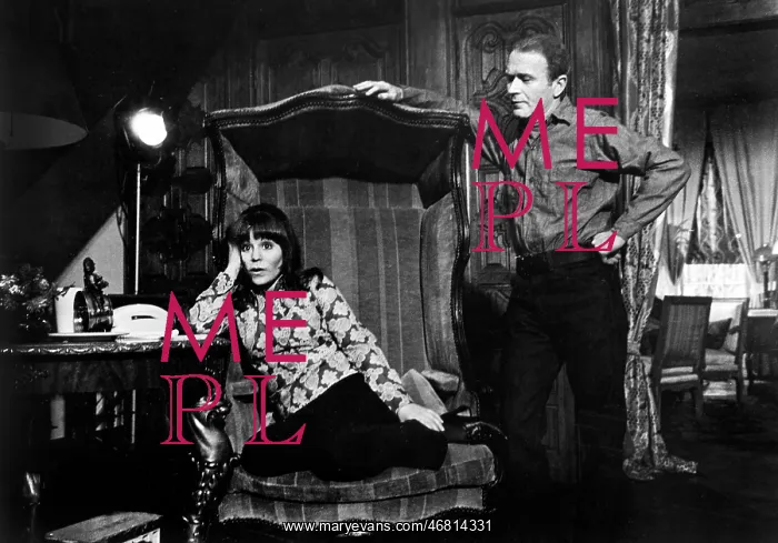 : Alice Playten - Red Buttons : Alice Playten - Red Buttons